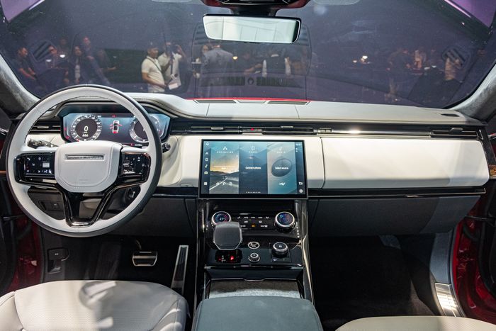 Range Rover Sport 2023 chính thức ra mắt tại Việt Nam: Giá cao nhất lên đến 8,57 tỷ đồng, gấp đôi so với BMW X5 - Ảnh 5.