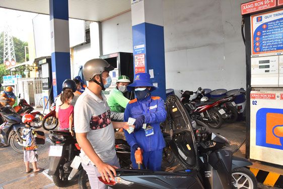 Giá xăng giảm nhẹ 120 đồng/lít - Hình ảnh 1.