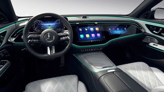 Mercedes-Benz công bố sớm nội thất mới của E-Class với màn hình siêu lớn, tích hợp TikTok và camera selfie mặc định - Ảnh 2.
