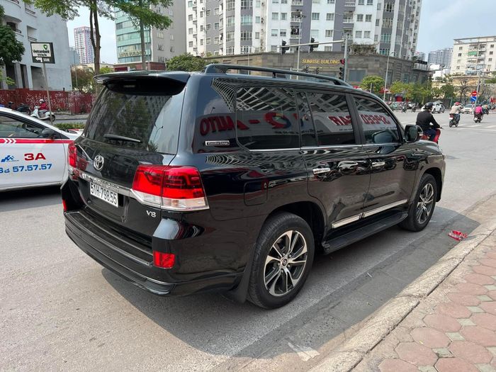 Toyota Land Cruiser được rao bán với giá tương đương với giá nhập khẩu: Người bán mô tả xe rất mới, hàng ghế sau ít được sử dụng - Hình 5.