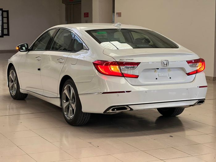 Honda Accord giảm giá 140 triệu đồng tại đại lý: Có giá ngang bản thấp của Camry nhưng vẫn khó bán.