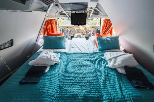 Chiếc máy bay đã được tân trang thành một biệt thự độc đáo, nằm kề vách núi, với mức giá thuê lên đến 170 triệu đồng mỗi ngày, nhưng chỉ cần nhìn thôi đã khiến mọi người mê mẩn.