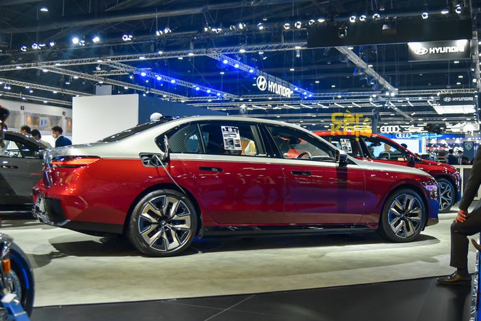 Tôi trải nghiệm cảm giác ngồi trong chiếc BMW 7-Series mới sắp ra mắt tại Thái Lan: Công nghệ tiên tiến nhất, thậm chí còn có một rạp chiếu phim mini cho hàng ghế sau - Hình ảnh 6.