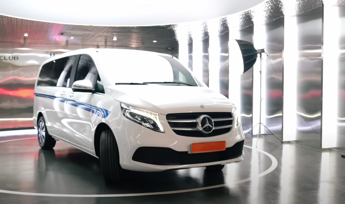 Chưa hài lòng với trang bị gốc, một bà mẹ có 3 con đã biến đổi chiếc Mercedes-Benz V-Class theo phong cách thương gia độc đáo - Ảnh 7.