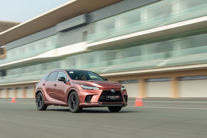 So sánh thực tế giữa Lexus RX 500h F Sport Performance và RX 350 Premium: Khác biệt lớn về trang bị, nhưng bản tiêu chuẩn cũng đủ dùng - Ảnh 21.