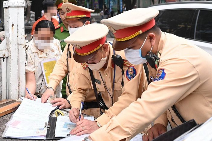 Bị phạt vì đậu xe giữa đường, tài xế thừa nhận 'biết sai nhưng không có cách nào' - Ảnh 8.