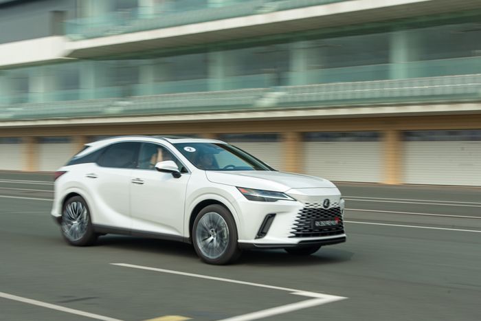 So sánh thực tế giữa Lexus RX 500h F Sport Performance và RX 350 Premium: Khác biệt lớn về trang bị, nhưng bản tiêu chuẩn cũng đủ dùng - Ảnh 22.
