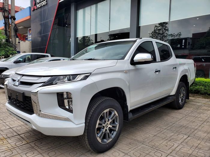 Chính sách giảm giá từ hãng chưa đủ, đại lý còn tiếp tục giảm giá cho Mitsubishi Triton, phiên bản tiêu chuẩn giá rẻ ngang Honda City.