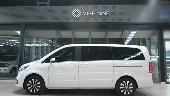 Chưa thoả mãn với trang bị gốc, một bà mẹ trẻ ba con đã biến đổi chiếc Mercedes-Benz V-Class theo phong cách thương gia độc đáo - Ảnh 2.