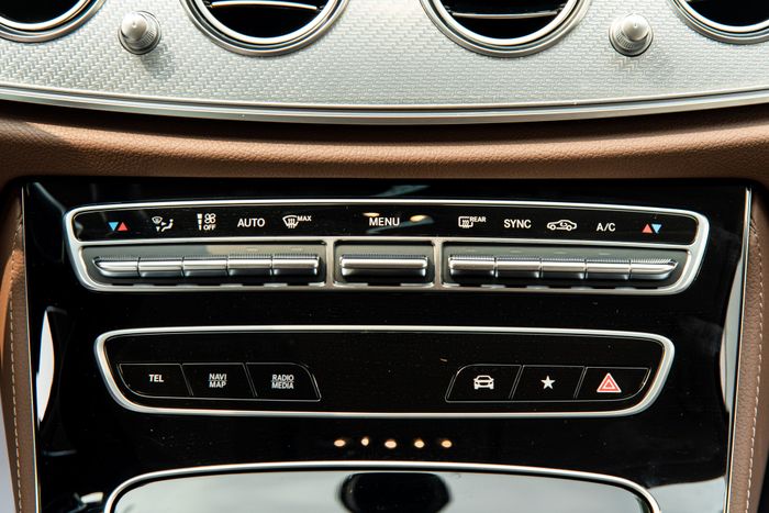 Chiếc Mercedes-Benz E 180 này sẽ giúp người mua tiết kiệm hơn 300 triệu đồng mà vẫn là chủ nhân đầu tiên và sở hữu chiếc xe hoàn toàn mới - Xem hình 12.