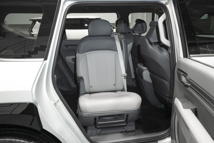 Khám phá tính năng ghế xoay độc đáo trên Kia EV9: Quay 180 độ một cách dễ dàng, tạo không gian ngồi tiện lợi và thoải mái.