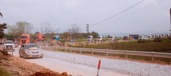 Chú rể ở Hà Tĩnh tổ chức đám cưới 'lớn' bằng việc rước dâu bằng 20 xe container - Ảnh 5.