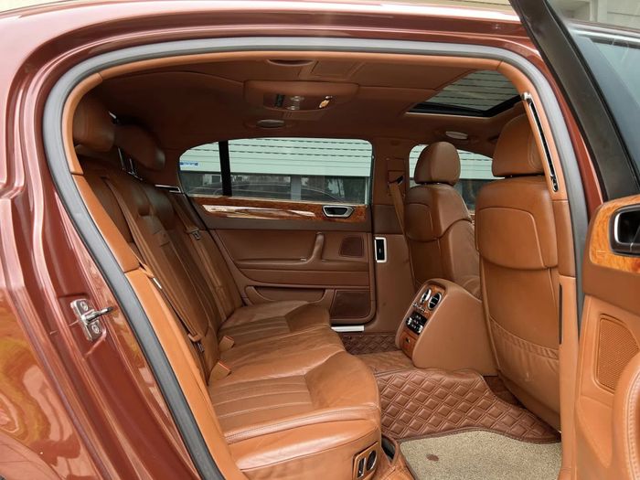 Chiếc Bentley Flying Spur, biểu tượng của quyền lực đại gia Việt, đang được bán lại với giá chỉ hơn 1,2 tỷ đồng.