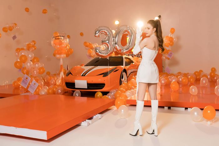 Hot girl Bến Tre mua siêu xe Ferrari 458 Spider hiếm có vào dịp sinh nhật 30 tuổi - Ảnh 2.