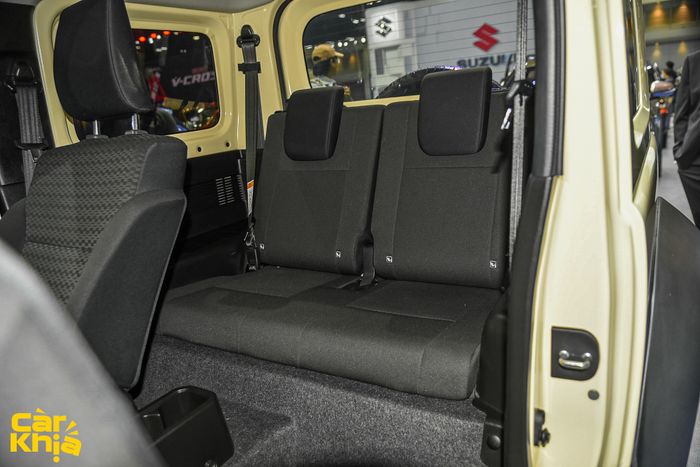 Tôi đã tự mình trải nghiệm chiếc Suzuki Jimny để hiểu tại sao người chơi xe ở Việt Nam lại cuồng 'tiểu Mẹc G' mặc dù giá cả khó chịu dưới 800 triệu: Có nhiều chi tiết bất ngờ hơn so với những gì thấy trên ảnh - Ảnh 13.