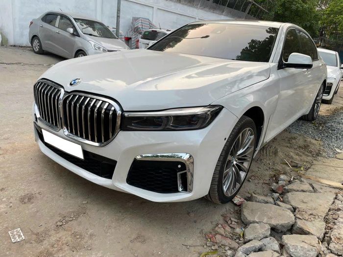 Chiếc BMW 750Li đang được rao bán với giá bằng Toyota Vios 2023: Chủ xe tiết lộ 'không thể đăng kiểm' nên quyết định bán - Hình 1.