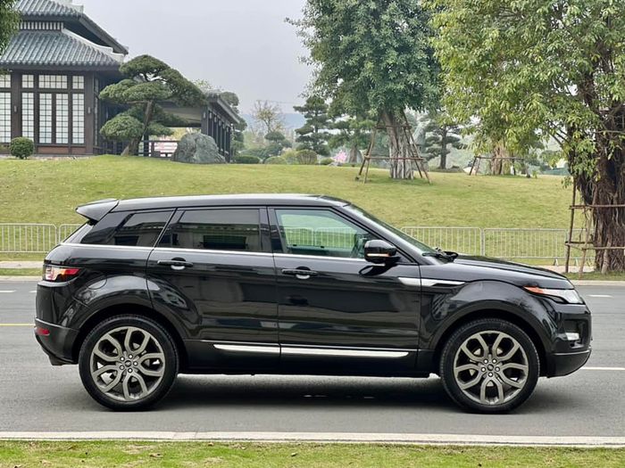 Với giá hơn 800 triệu đồng, Range Rover này là lựa chọn sang trọng hơn so với Corolla Cross.