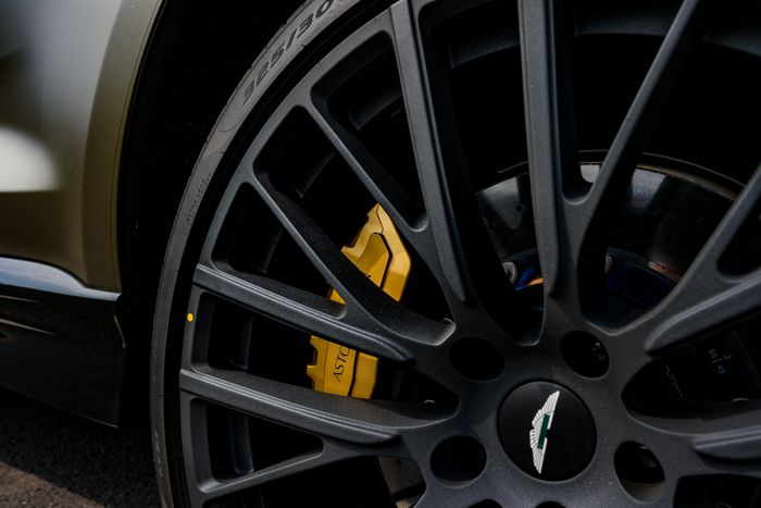 Siêu SUV Aston Martin DBX707 thứ ba đã lăn bánh tại Việt Nam, giá gần 22 tỷ đồng - Ảnh 7.