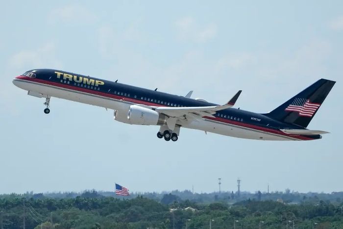 Máy bay Boeing 757 mạ vàng của Donald Trump - Ảnh 1.