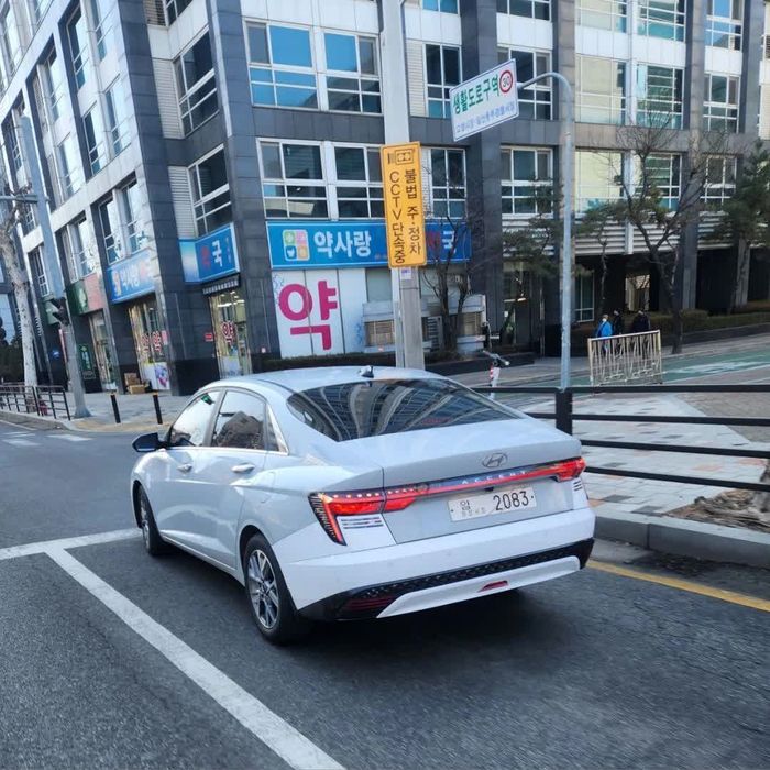 Hyundai Accent 2024 lần đầu tiên xuất hiện công khai trên đường: Với vẻ ngoài sang trọng như vậy, liệu khi đến Việt Nam, Vios có thể đối mặt được? - Ảnh 2.