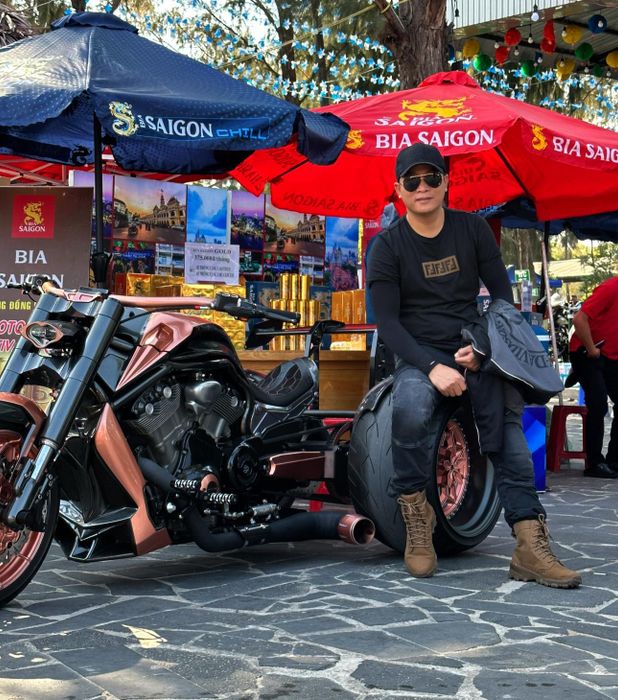 Đại gia Hoàng Kim Khánh sở hữu chiếc xe mô tô độ lạ đã được vợ tặng sinh nhật: Biến thành ‘quái vật’ 3 bánh, vượt qua 8 triệu tay chơi mô tô tại sự kiện quy tụ gần 3.000 người - Hình 4.
