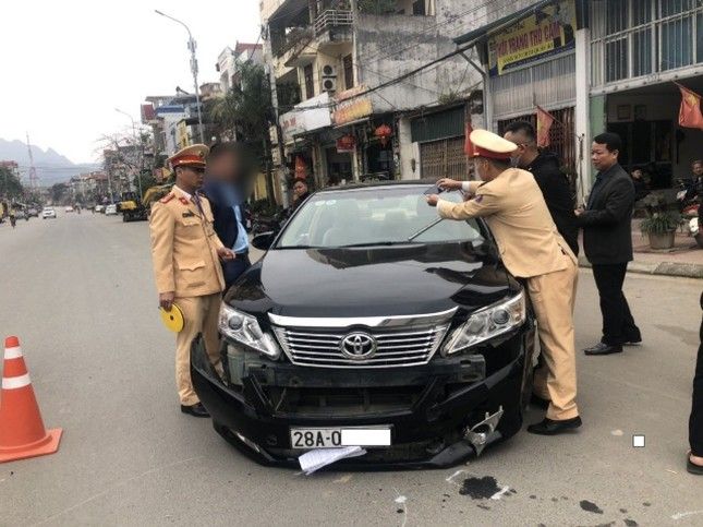Chủ tịch phường điều khiển xe ô tô ngược đường bị phạt 22 triệu đồng - Ảnh 1.