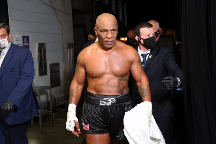 Thói quen tiêu tiền không kiểm soát khiến Mike Tyson tiêu sạch 400 triệu USD: Tặng cả siêu xe cho đối thủ từng đánh bại mình - Hình 3.