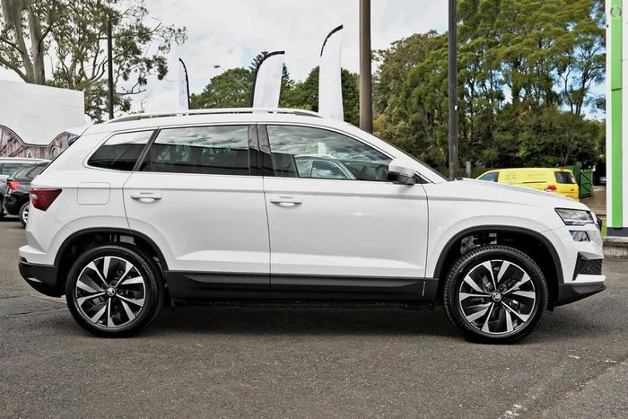 Skoda Karoq sẽ xuất hiện lần đầu tiên tại Việt Nam: Cùng kích thước nhưng có thể cạnh tranh về giá với Corolla Cross, dự kiến sẽ ra mắt trong tháng này - Hình 3.