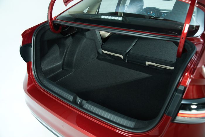 Volkswagen Virtus ra mắt tại Việt Nam: Dòng sedan hạng B với mức giá gần 1 tỷ đồng, cạnh tranh ngang ngửa với Camry và Mazda6 - Ảnh 13.
