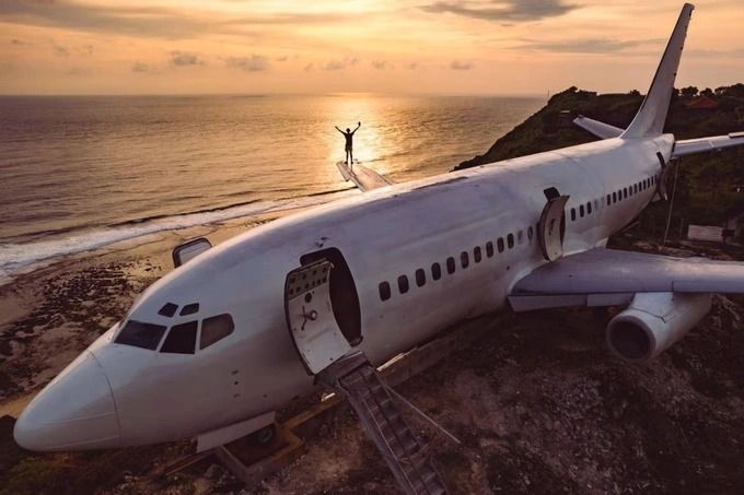 Một chiếc máy bay đã được tái chế thành biệt thự độc đáo, nằm sát vách núi và có giá thuê lên đến 170 triệu đồng mỗi ngày, chỉ cần nhìn thôi đã khiến người ta mê mẩn.