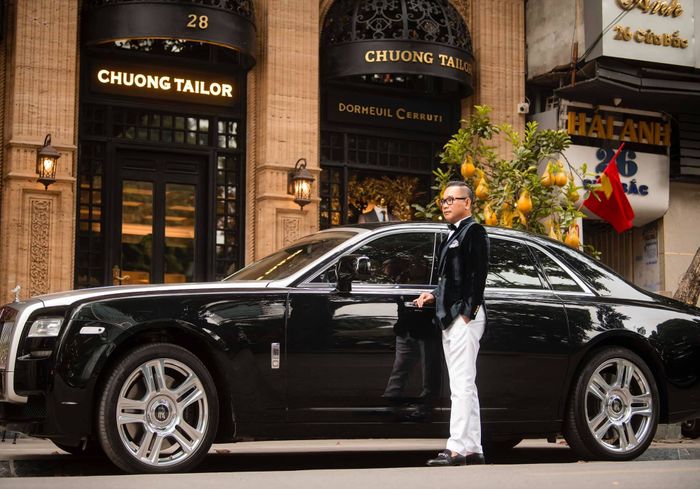 Doanh nhân Chương Tailor vừa bất ngờ sở hữu thêm một chiếc Rolls-Royce, mặc dù đã có chiếc 'siêu phẩm' trị giá 9 tỷ đồng. Tài sản của ông ngày càng lớn mạnh, xứng danh 'đại gia Hà Thành' - Ảnh 2.