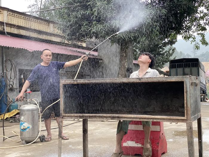 Thợ sửa xe MXH nổi tiếng với MV 'cây nhà lá vườn', thu hút hàng triệu lượt xem dù chỉ trong trang phục đơn giản - Ảnh 6.