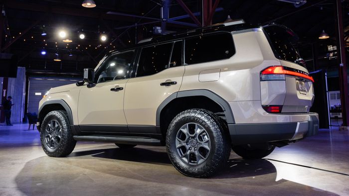 Hình ảnh thực tế của Lexus GX 2024 vừa được ra mắt: Khi chiếc xe mang đậm phong cách của Toyota Land Cruiser đời 70 - Ảnh 5.