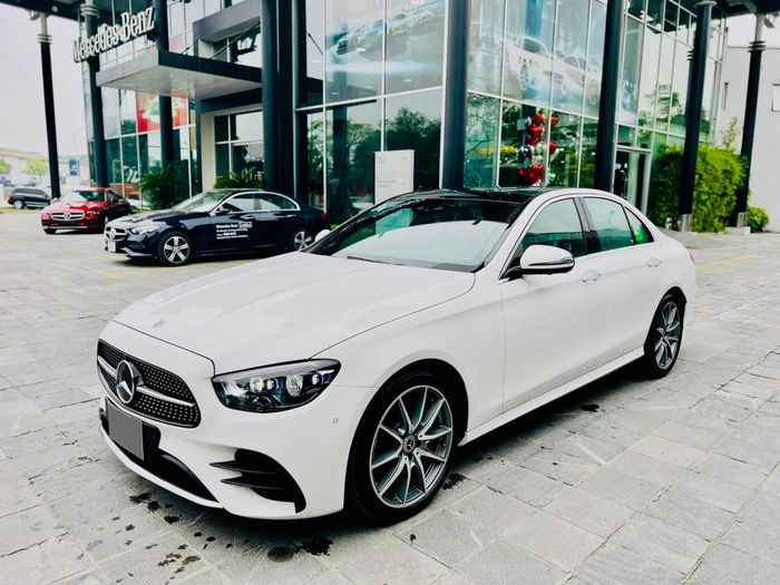 Mercedes-Benz E 300 2022 đang được rao bán với mức giá hấp dẫn, gần nửa tỷ đồng dù mới tiêu thụ hết rốt đa - Hình ảnh 2.