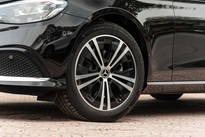 Chiếc Mercedes-Benz E 180 này sẽ giúp người mua tiết kiệm hơn 300 triệu đồng mà vẫn là chủ nhân đầu tiên và sở hữu chiếc xe hoàn toàn mới - Xem hình 6.