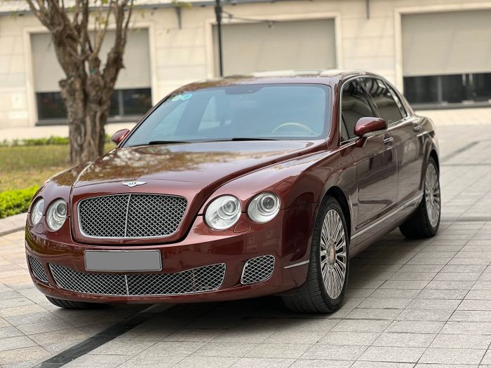 Chiếc Bentley Flying Spur, biểu tượng của quyền lực đại gia Việt, đang được rao bán với giá chỉ hơn 1,2 tỷ đồng.