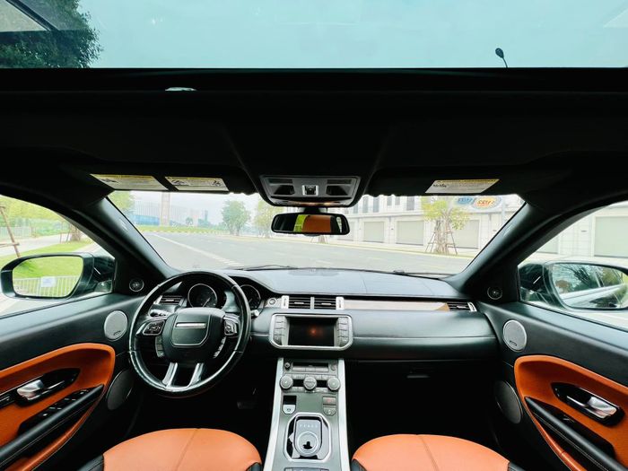 Range Rover này, mặc dù có giá cao hơn Corolla Cross, nhưng vẫn là sự lựa chọn xứng đáng cho những ai tìm kiếm sự sang trọng và độc đáo.