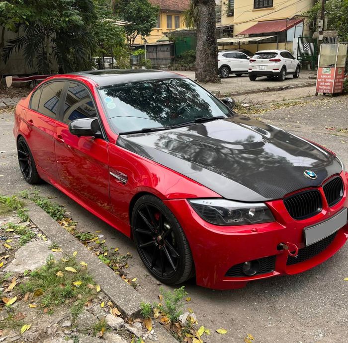 Vì hết chỗ đậu xe, cửa hàng Bimmer nổi tiếng tại Hà Nội đang bán chiếc BMW 320i độ theo ý tưởng tâm huyết với giá 420 triệu đồng, nhưng chi phí độ đã lên tới hơn 370 triệu đồng - Hình 2.