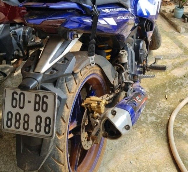 Đình chỉ công tác một Phó Công an xã liên quan đến vụ bấm 4 biển số xe đẹp ở Đồng Nai - Ảnh 1.