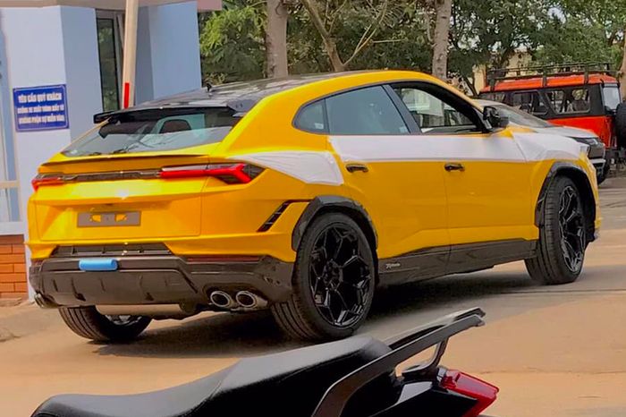 Lamborghini Urus Performante xuất hiện tại trạm đăng kiểm khí thải, ngày ra mắt không còn xa - Ảnh 1.
