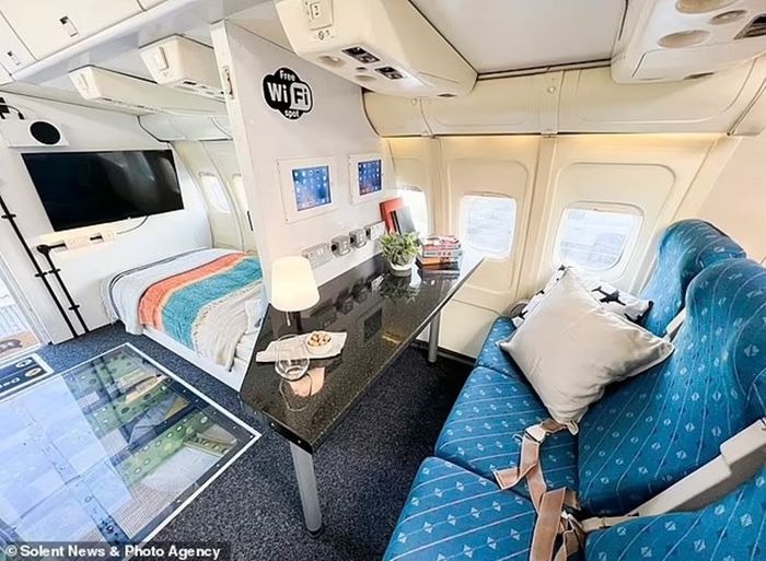 Chi tiêu 140 triệu đồng mua máy bay cũ để biến nó thành 'đồ chơi', một giáo sư đại học đã gây ấn tượng mạnh khi mọi người bước vào bên trong và hiện giờ anh ta đang kiếm tiền bằng việc cho thuê - Ảnh 4.