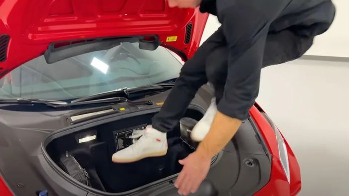 YouTuber chi tiền mua Ferrari 400.000 USD để đập phá - Ảnh 2.