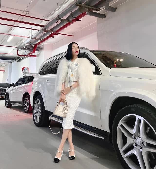 Khám phá dàn xe hạng sang tiền tỷ của Lệ Quyên: Chỉ cần một chiếc đã có giá lên đến 20 tỷ đồng! - Hình ảnh 9.