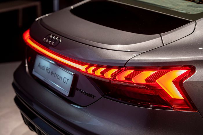 Audi RS e-tron GT sắp về Việt Nam giữa tháng này: Phiên bản hiệu suất cao mạnh mẽ không kém siêu xe, có thể đi gần 500km mỗi lần sạc - Hình 7.
