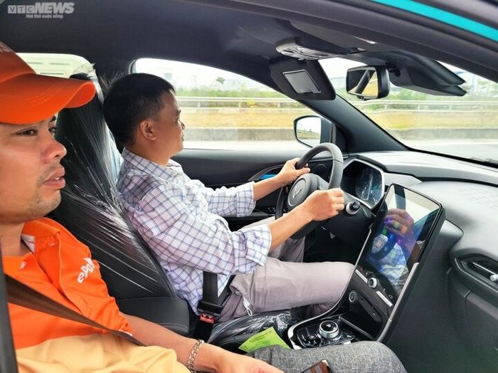 Đoàn taxi điện VinFast đã rời nhà máy và sẽ bắt đầu hoạt động ở Hà Nội trong tháng 4 - Ảnh 8.