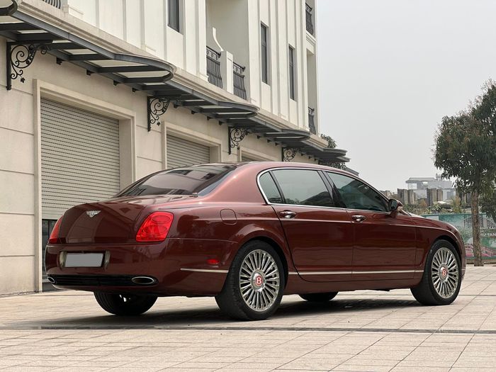 Chiếc Bentley Flying Spur, biểu tượng của quyền lực đại gia Việt, đang được bán lại với giá chỉ hơn 1,2 tỷ đồng.