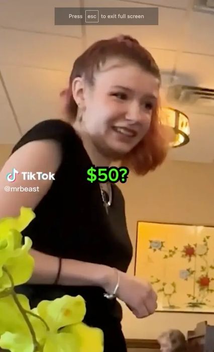 Youtuber kiếm nhiều tiền nhất thế giới "'tặng'" cho nữ nhân viên phục vụ hẳn chiếc xe hơi, tưởng được khen ngợi nhưng lại bị chỉ trích nhiều vì điều này - Ảnh 2.