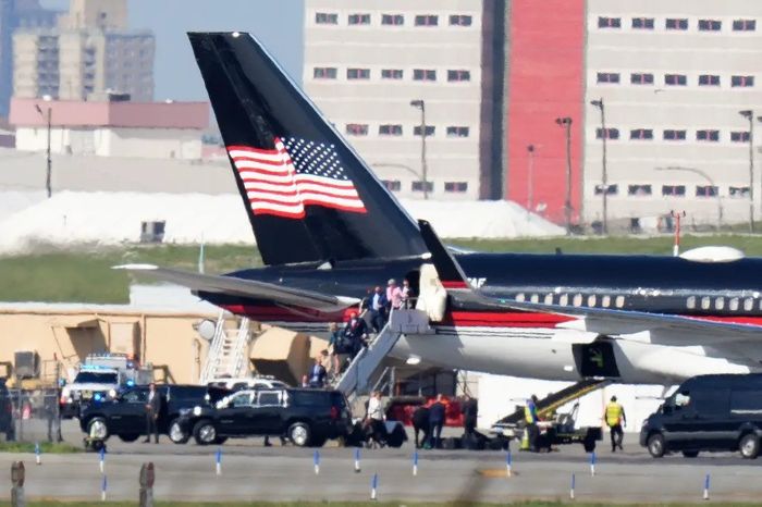 Máy bay Boeing 757 mạ vàng của ông Donald Trump - Ảnh 3.