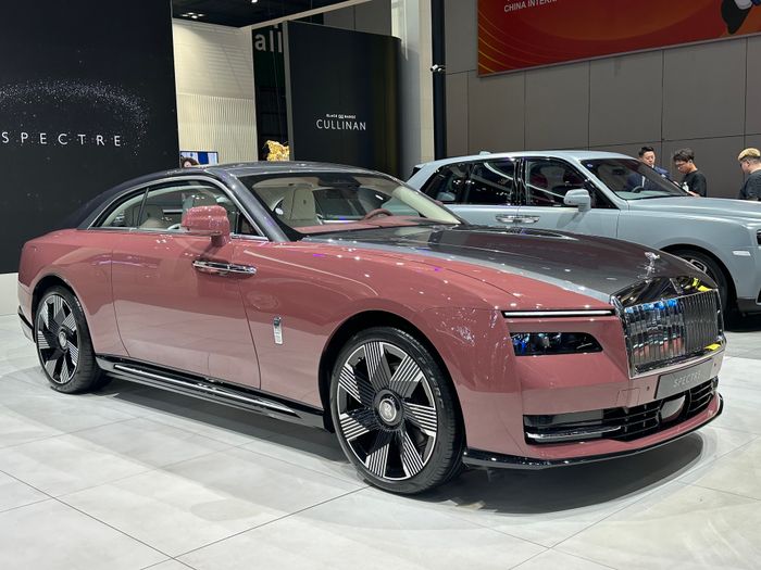 Xe mới của Rolls-Royce đang là đề tài hot nhất, khiến người mua phải chờ đợi tới 2 năm - Ảnh 1
