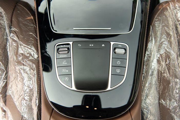 Chiếc Mercedes-Benz E 180 này sẽ giúp người mua tiết kiệm hơn 300 triệu đồng mà vẫn là chủ nhân đầu tiên và sở hữu chiếc xe hoàn toàn mới - Xem hình 13.
